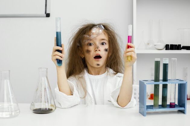 试管女科学家在实验室里拿着试管和失败的实验的正视图科学青年教育