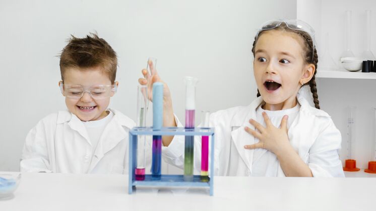 青年幼儿科学家在实验室里做实验很有趣女孩实验室外套学习
