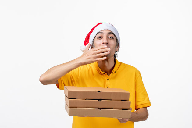 工作正面图白色墙壁上有披萨盒的男快递员工作服务递送制服送货制服秘书