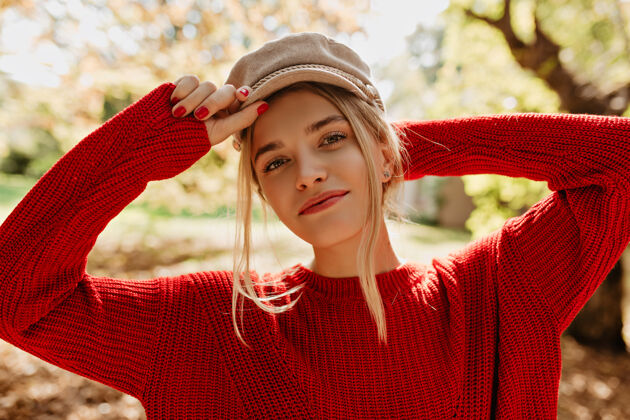 秋天戴着漂亮的轻便帽子和红色毛衣的迷人女孩森林天气幼儿