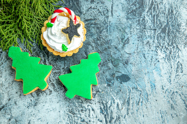 松树顶视图圣诞酸松枝圣诞树饼干上的灰色桌子免费的地方圣诞馅饼树拼图