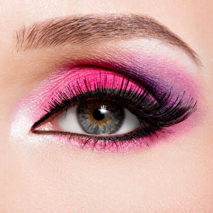 睫毛用漂亮时尚的亮粉色妆容特写女性眼睛制作女孩明亮