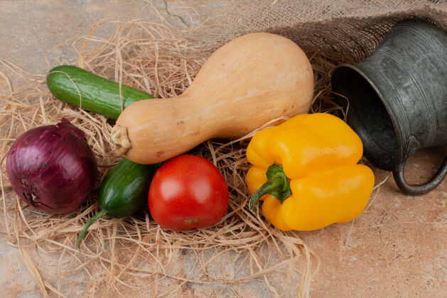 西红柿新鲜蔬菜和古老的水壶在大理石表面胡椒好吃白菜