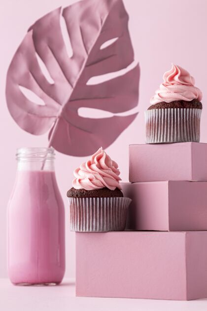 安排盒子上的纸杯蛋糕和树叶食品美味粉色背景