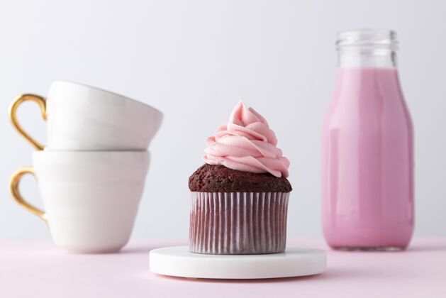 烘焙粉红色的饮料 纸杯蛋糕和杯子食品水平糖