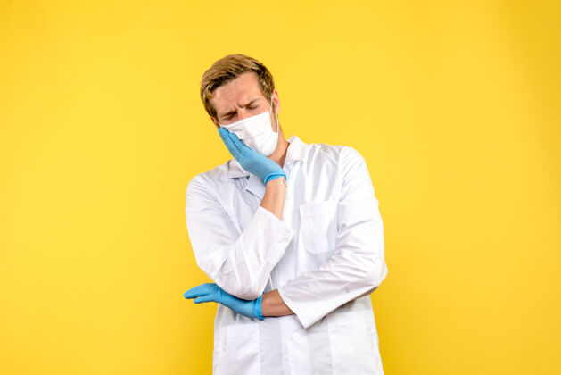 服装正面图黄色背景上有牙痛的男医生大流行冠状病毒-健康病毒医生企业家外套