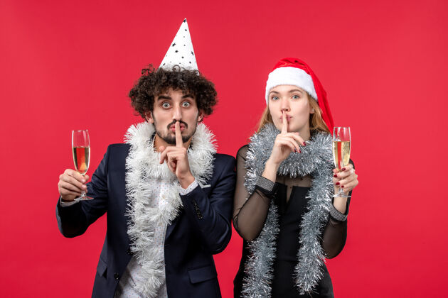 只是前视图年轻夫妇刚刚庆祝新年在红地板爱圣诞晚会肖像成人新年