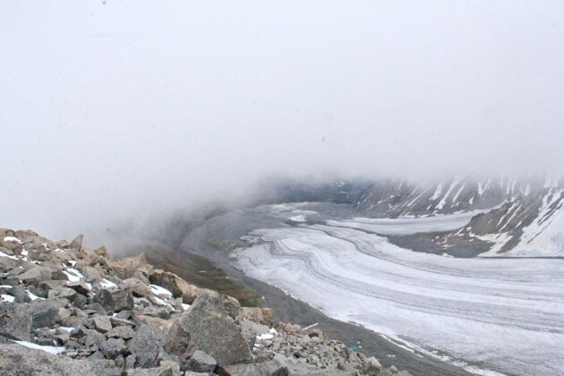 雪冬天白天被雪和雾覆盖的岩石景观雾云石头