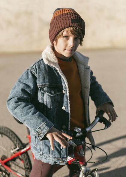 户外男孩骑着自行车在城市户外摆姿势户外自行车垂直