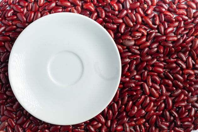 有机红芸豆中间有白色的圆盘子饮食饮食能源