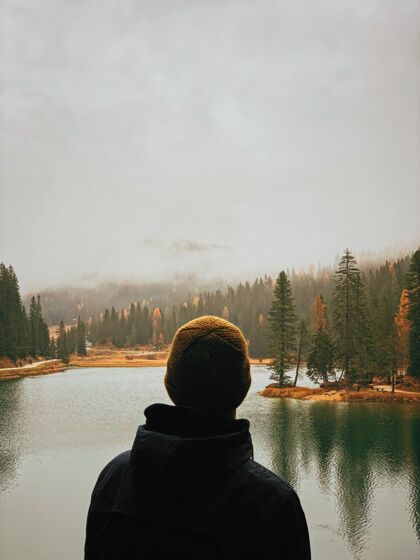 风景一个人在自然环境中的后视图自然湖泊寒冷