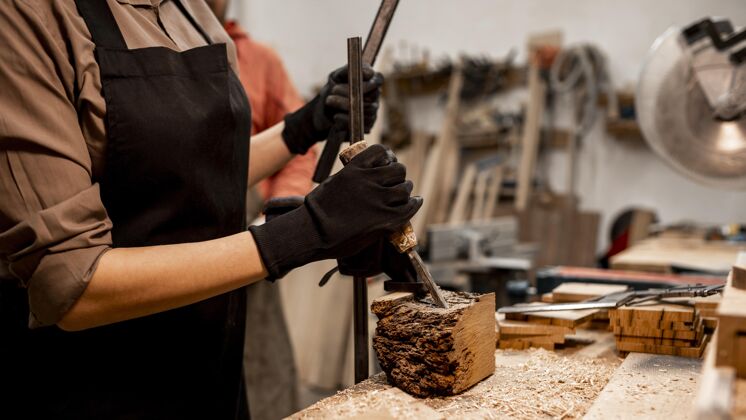 职业女木匠在工作室里雕刻木头职业资格工作木工