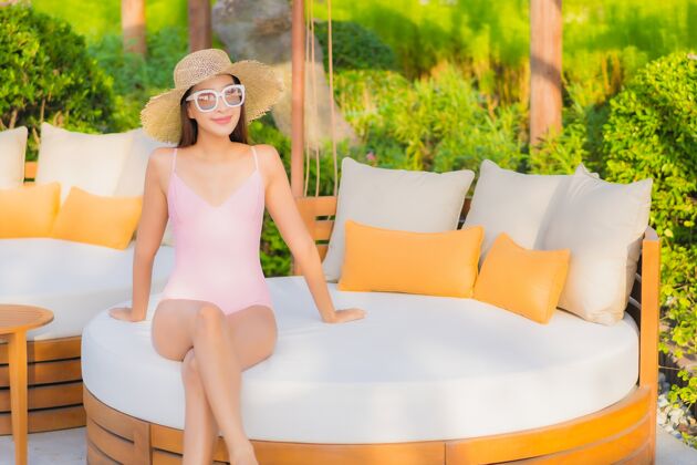 温泉肖像美丽的亚洲年轻女子放松休闲围绕室外游泳池与海度假女人游泳