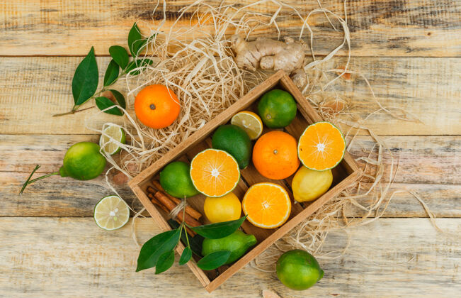 健康在木板上的木箱里放一些柠檬和橘子的克莱门汀天然果皮柑橘