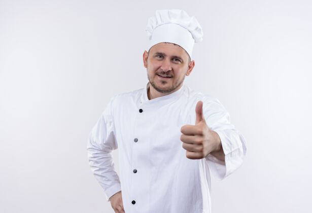 帅气微笑着的年轻帅哥厨师身着厨师制服 在空白处竖起大拇指拇指展示微笑