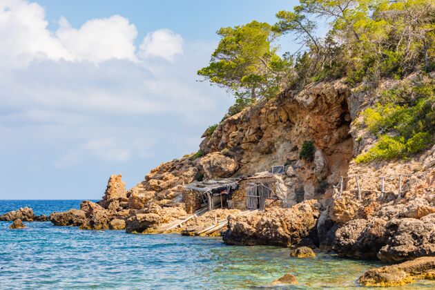 山拍摄的是海边的一间小屋 建在悬崖下 四周都是大块的石头景观岩石石头
