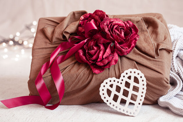 薄纱用丝带和装饰性玫瑰装饰的礼品盒情人节原创礼品包装玫瑰节日合成