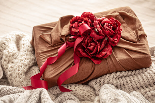 原创用丝带和装饰性玫瑰装饰的礼品盒情人节原创礼品包装盒子玫瑰针织