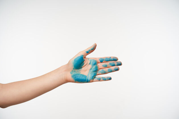 指甲侧视图女性的手与蓝色的 它是提高 而要握手的人的手 展开它在前面 而在白色的姿势室内语言手臂