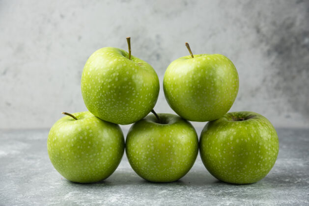 美味一堆新鲜的苹果放在大理石上成熟有机水果