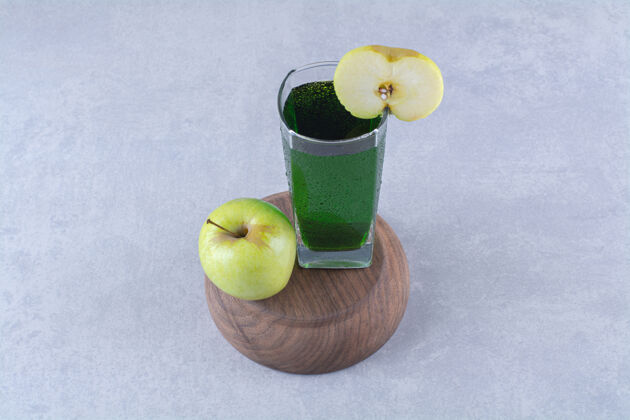 美味苹果和果汁放在一个倒置的碗里 放在大理石桌上苹果美味新鲜