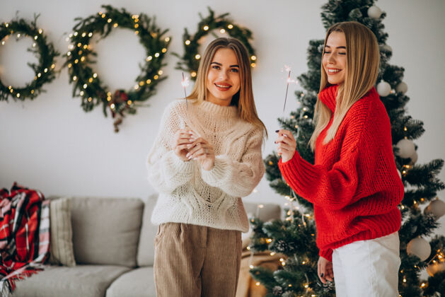 积极两个女孩朋友庆祝圣诞节友谊红色成人
