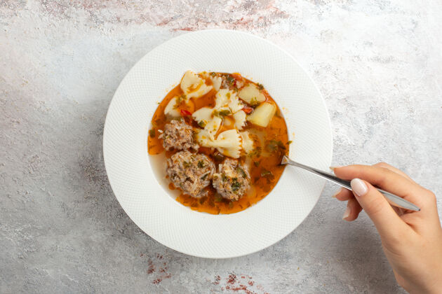 汤顶视图肉汤美味的面食和肉汤在灯光背景下光午餐蔬菜