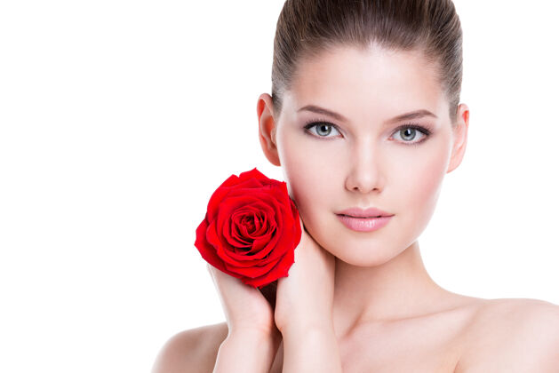 皮肤美丽的年轻黑发女子的肖像 脸附近有红玫瑰-隔离在白色上脸肖像吸引力
