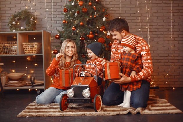 快乐人们在为圣诞节修理一起女儿汽车