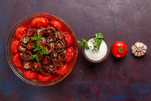 晚餐顶视图煮熟的蔬菜餐西红柿和茄子在黑暗的桌子上的锅里菜桌子西红柿