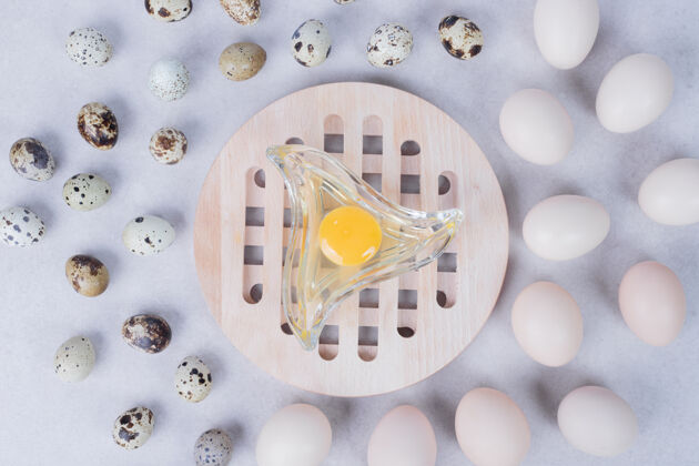 蛋黄有机鹌鹑蛋和蛋黄蛋清蛋黄新鲜视图顶部