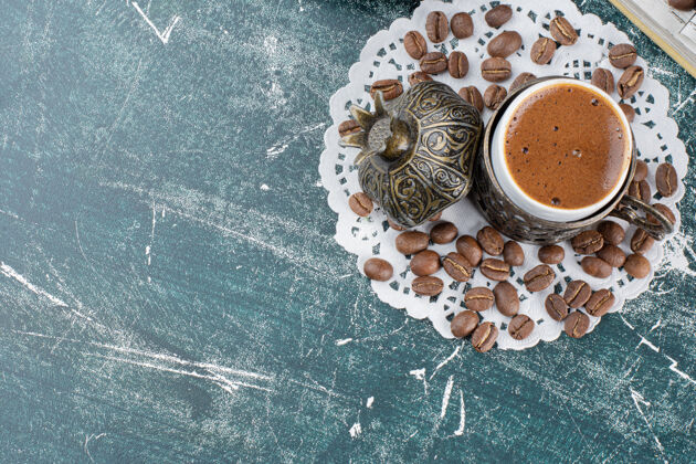 马克杯一杯泡沫咖啡和咖啡豆放在大理石表面美味顶部视图热