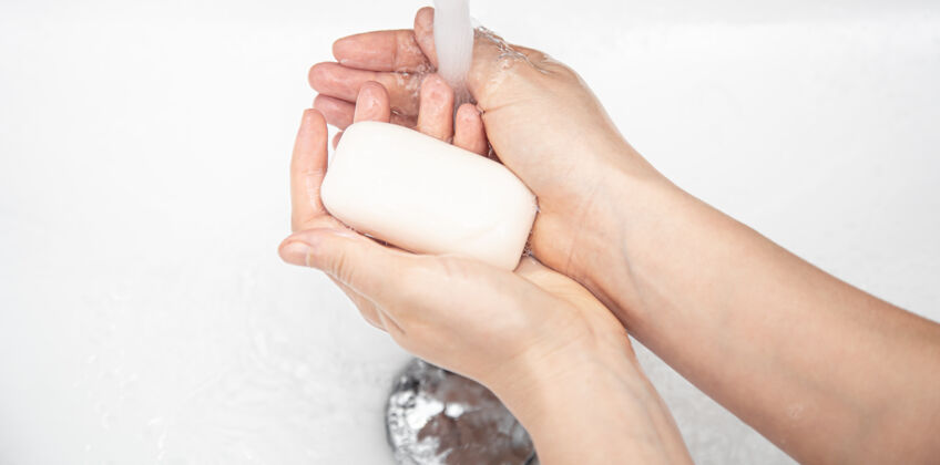 浴室用固体肥皂洗手个人卫生和健康的概念肥皂护肤个人