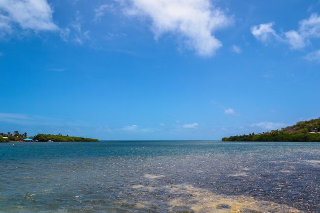 蓝色广角拍摄美丽的海景和多云的蓝天海滩海洋沙滩