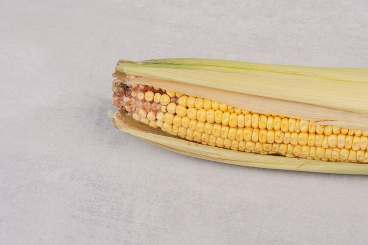 蔬菜新鲜的玉米穗在白色上玉米玉米棒丝绸