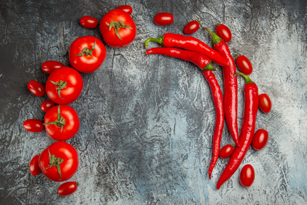香草顶视图辛辣的红辣椒和新鲜的西红柿红色番茄食物