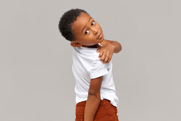 休闲人 童年 乐趣 休闲和生活方式的概念可爱可爱的美国黑人小男孩 穿着休闲服 转头站着 有着快乐的表情帅气微笑摆姿势