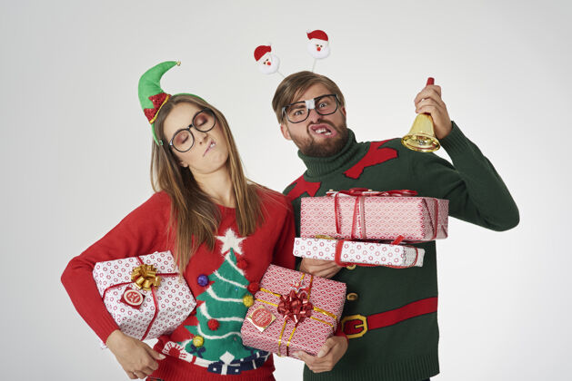 做一对奇怪的夫妇拿着圣诞礼物穿礼物情侣