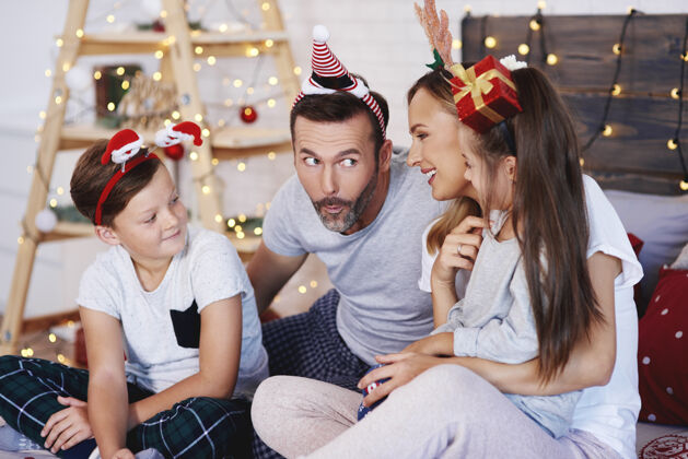 男人一家人在家一起庆祝圣诞节圣诞装饰女儿兄弟姐妹