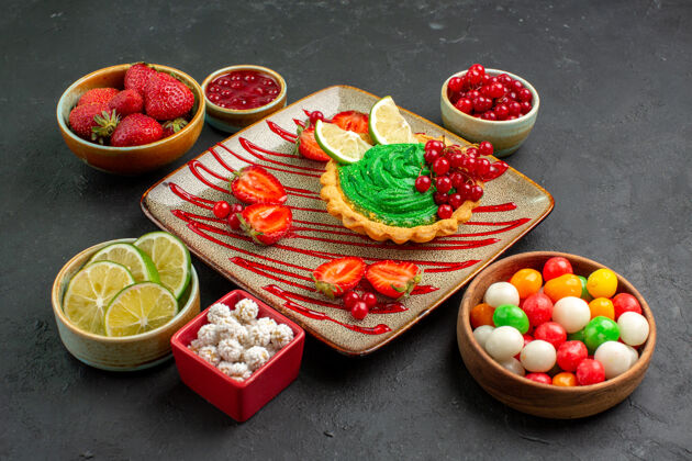 美食正面图美味的奶油蛋糕和水果奶油水果健康