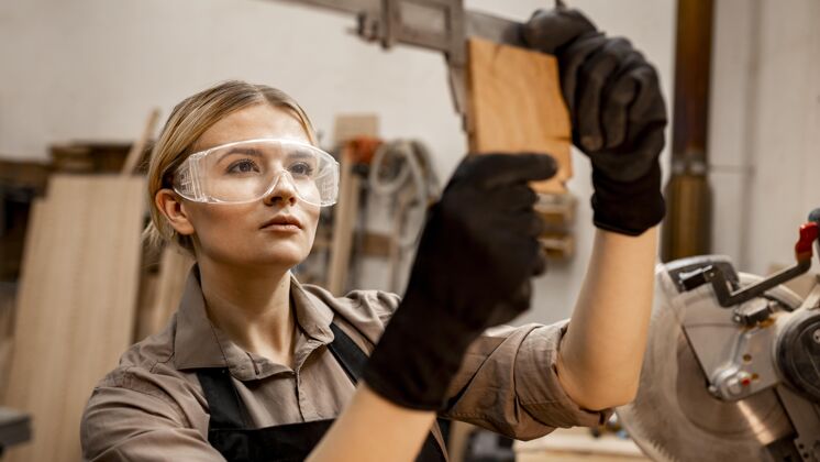 贸易女木匠戴着眼镜用工具量木头妇女职业技能