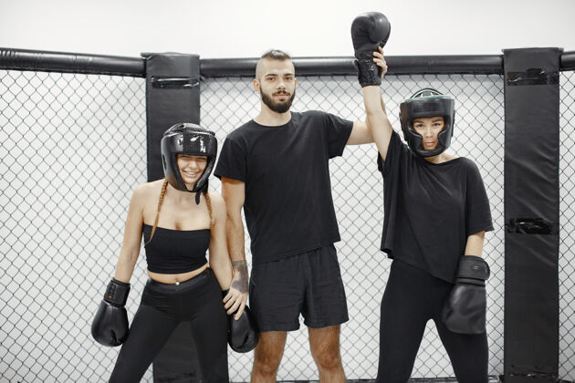 跆拳道女子拳击裁判宣布冠军穿黑色运动服的女士女教练手套踢训练