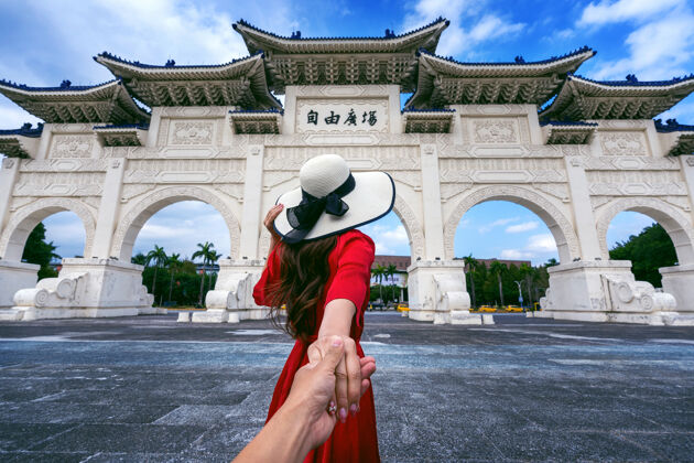 女性台北 女游客牵着男人的手 带他去蒋介石纪念堂花园牌坊蒋