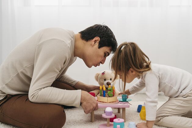 女孩爸爸和女儿在家玩玩具小孩子男性
