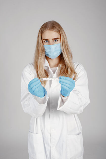 专家戴着医学面具的医生冠状病毒主题隔离在白色背景上工作女孩工作