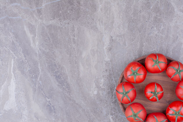 大理石把红色的西红柿放在木盘里食物水果美味