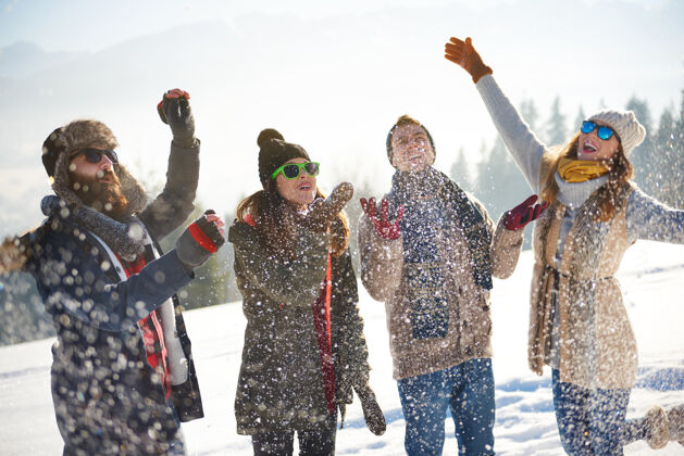 温暖的衣服朋友们被新雪覆盖滑雪冬天结合