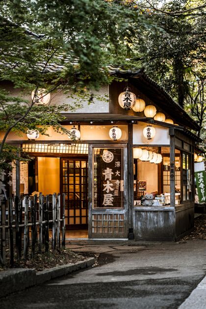 日本带灯笼和自然的日本建筑正面图建筑木制精神