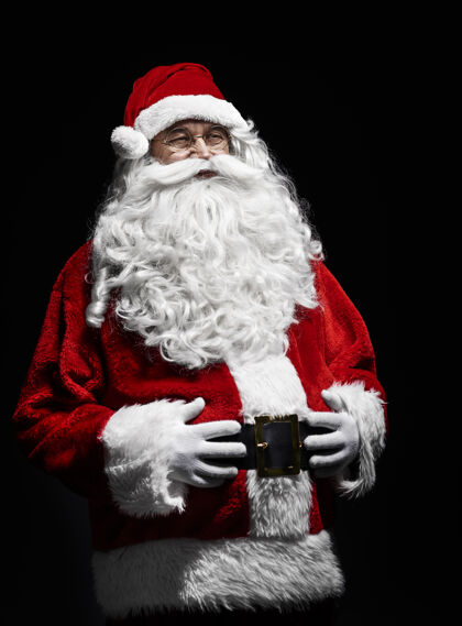 手手放在肚子上的快乐圣诞老人的画像超重腹部肖像