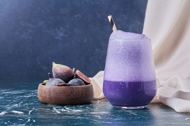 甜食紫色的无花果配一杯蓝色的饮料鸡尾酒素食美味